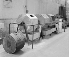 Vue d'ensemble avec, posé à gauche, un ancien modèle de tonneau. © Région Bourgogne-Franche-Comté, Inventaire du patrimoine