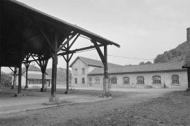 Façade antérieure depuis l'entrepôt à merisier. © Région Bourgogne-Franche-Comté, Inventaire du patrimoine