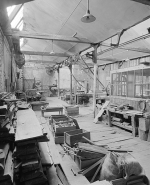 Vue d'ensemble de l'atelier de menuiserie. Axe principal à droite et axe secondaire contre le mur à gauche. © Région Bourgogne-Franche-Comté, Inventaire du patrimoine