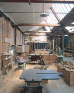 Atelier de menuiserie. Distribution par courroies obliques des machines situées au sud de l'atelier. © Région Bourgogne-Franche-Comté, Inventaire du patrimoine