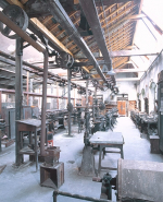 Atelier de mécanique. Vue de l'arbre de transmission distribuant l'énergie aux machines. © Région Bourgogne-Franche-Comté, Inventaire du patrimoine