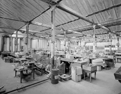 Partie ouest de l'atelier de fabrication de pipes. Les poteaux de fonte conservent la trace des consoles qui soutenaient les quatre arbres de transmission. © Région Bourgogne-Franche-Comté, Inventaire du patrimoine