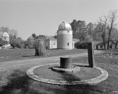 Partie nord : vue d'ensemble vers le bâtiment de l'astrographe, depuis l'entrée au sud. © Région Bourgogne-Franche-Comté, Inventaire du patrimoine