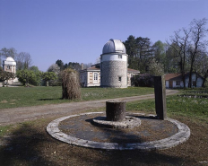 Partie nord : vue d'ensemble vers le bâtiment de l'astrographe, depuis l'entrée au sud. © Région Bourgogne-Franche-Comté, Inventaire du patrimoine