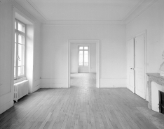 Partie sud : maison du directeur, le salon avec vue sur la salle à manger. © Région Bourgogne-Franche-Comté, Inventaire du patrimoine