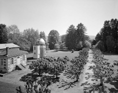 Partie nord : vue d'ensemble plongeante de l'allée centrale, depuis le pavillon de l'équatorial coudé au nord. Tilleuls de Hollande encadrant l'allée centrale, marronniers d'Inde pour celle joignant la bibliothèque au pavillon de la méridienne. © Région Bourgogne-Franche-Comté, Inventaire du patrimoine