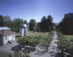 Partie nord : vue d'ensemble plongeante de l'allée centrale, depuis le pavillon de l'équatorial coudé au nord. Tilleuls de Hollande encadrant l'allée centrale, marronniers d'Inde pour celle joignant la bibliothèque au pavillon de la méridienne. © Région Bourgogne-Franche-Comté, Inventaire du patrimoine