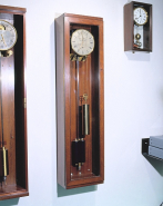 Vue d'ensemble. L'horloge est exposée au Musée du Temps, entre l'horloge Fénon n° 113 (à gauche) et une pendulette Leroy (à droite), qui font également partie du dépôt de l'Observatoire. © Région Bourgogne-Franche-Comté, Inventaire du patrimoine