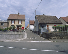Vue de la rue des Chênes depuis le sud. © Région Bourgogne-Franche-Comté, Inventaire du patrimoine