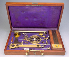 Vue d'ensemble de l'instrument, démonté et rangé dans sa boîte. © Région Bourgogne-Franche-Comté, Inventaire du patrimoine