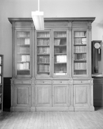 Vue d'ensemble d'une armoire-bibliothèque de la bibliothèque. © Région Bourgogne-Franche-Comté, Inventaire du patrimoine