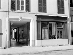 Entrée principale (passage couvert) et devanture d'une ancienne boutique. © Région Bourgogne-Franche-Comté, Inventaire du patrimoine