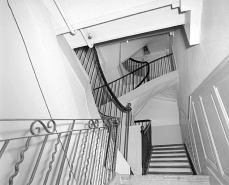 Escalier vu en contre-plongée vers le troisième étage. © Région Bourgogne-Franche-Comté, Inventaire du patrimoine