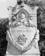 Décor de la stèle de la famille Victor Dubief, vu de face. Plan de 1992 : quartier 2 n° 14. © Région Bourgogne-Franche-Comté, Inventaire du patrimoine