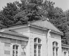 Toiture et fronton côté sud, de trois quarts gauche. © Région Bourgogne-Franche-Comté, Inventaire du patrimoine