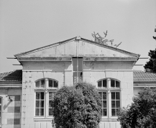 De chaque côté dépassent les rails servant à l'écartement des versants du toit. © Région Bourgogne-Franche-Comté, Inventaire du patrimoine