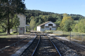 Quai des voyageurs et voie, depuis le côté Andelot-en-Montagne. © Région Bourgogne-Franche-Comté, Inventaire du patrimoine