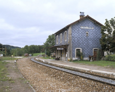 Bâtiment des voyageurs : façades postérieure (côté voie) et latérale droite. © Région Bourgogne-Franche-Comté, Inventaire du patrimoine