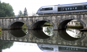 Passage sur le viaduc d'un autorail X 73500 venant d'Andelot-en-Montagne. © Région Bourgogne-Franche-Comté, Inventaire du patrimoine