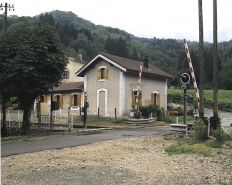 Façade est (côté voie), de trois quarts droite. © Région Bourgogne-Franche-Comté, Inventaire du patrimoine