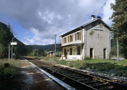 Bâtiment des voyageurs : façade postérieure, de trois quarts droite. © Région Bourgogne-Franche-Comté, Inventaire du patrimoine