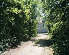 Partie sud : allée menant à la maison du directeur. © Région Bourgogne-Franche-Comté, Inventaire du patrimoine