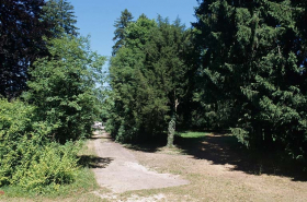 Partie sud : allée depuis la maison du directeur. © Région Bourgogne-Franche-Comté, Inventaire du patrimoine