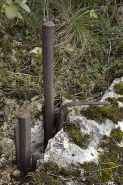 Détail de 2 barres métalliques (coins) et de leurs joues. Les joues permettent aux coins de coulisser plus facilement afin de séparer, sur l'arrière, le bloc de la masse. © Région Bourgogne-Franche-Comté, Inventaire du patrimoine