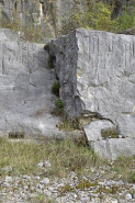 Bloc rocheux avec deux emboîtures. Les emboîtures permettent de désolidariser, avec des coins, la surface inférieure du bloc de la masse. © Région Bourgogne-Franche-Comté, Inventaire du patrimoine