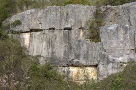 Détail du front de taille : roche colorée et emboîtures. © Région Bourgogne-Franche-Comté, Inventaire du patrimoine