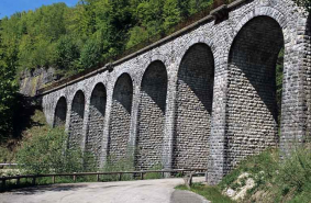 Viaduc du Puits : élévation aval, de trois quarts droite (vue rapprochée). © Région Bourgogne-Franche-Comté, Inventaire du patrimoine