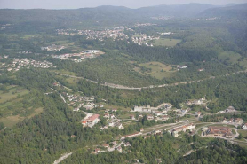 Vue aérienne du hameau de Lison, depuis le sud. À l'arrière-plan, le village de Saint-Lupicin. © Région Bourgogne-Franche-Comté, Inventaire du patrimoine