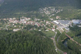 Vue aérienne du village, depuis l'est. © Région Bourgogne-Franche-Comté, Inventaire du patrimoine