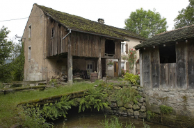 Atelier de saboterie depuis la rive gauche du bief de dérivation. © Région Bourgogne-Franche-Comté, Inventaire du patrimoine