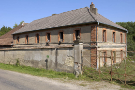 Bâtiment du logement et des bureaux. Vue de trois quarts arrière. © Région Bourgogne-Franche-Comté, Inventaire du patrimoine