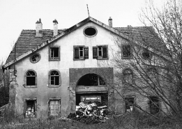 Bâtiment d'entrée ouest en 1977. Façade postérieure. © Région Bourgogne-Franche-Comté, Inventaire du patrimoine