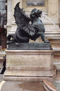 Dragon sur un socle en marbre de Sampans (Jura). © Région Bourgogne-Franche-Comté, Inventaire du patrimoine