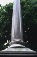 Colonne centrale en syénite Feuille morte, de Ternuay-Melay-et-Saint-Hilaire (Haute-Saône) : détail. © Région Bourgogne-Franche-Comté, Inventaire du patrimoine