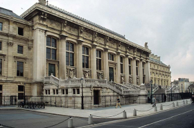 Vue d'ensemble de la façade sur la rue de Harlay. Le grand perron est en pierre du Jura. © Région Bourgogne-Franche-Comté, Inventaire du patrimoine