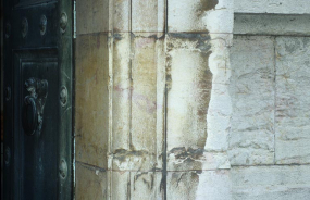 Encadrement d'une porte ouvrant le socle du perron (façade sur la rue de Harlay). Pierre du Jura légèrement veinée de rouge. © Région Bourgogne-Franche-Comté, Inventaire du patrimoine