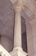 Hall donnant sur la rue de Harlay : colonne monolithe en pierre du Jura (vue rapprochée). Légère coloration rouge. © Région Bourgogne-Franche-Comté, Inventaire du patrimoine