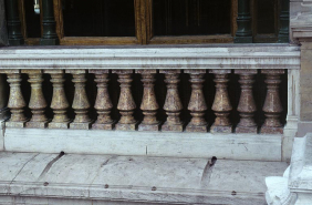 Façade latérale gauche : balustrade d'une baie en brocatelle violette de Chassal (Jura). © Région Bourgogne-Franche-Comté, Inventaire du patrimoine