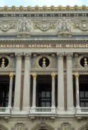 Travée centrale de la façade antérieure : loggia. Grandes colonnes en pierre de Ravières (Yonne) ou de Charmot (Massangis, Yonne), en avant d'un placage en Sampans (Jura), colonnes libres en 