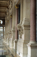 Loggia, côté opéra. Colonnes en marbre de Sampans (Jura), pilastres en pierre d'Anstrude (Bierry-les-Belles-Fontaines, Yonne) ou similaire. © Région Bourgogne-Franche-Comté, Inventaire du patrimoine