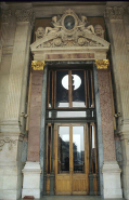 Loggia, côté opéra : baie encadrée de pilastres en marbre de Sampans (Jura). Marbre Bleu turquin (Italie) à l'arrière des pilastres en Sampans. © Région Bourgogne-Franche-Comté, Inventaire du patrimoine