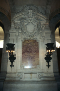 Le grand vestibule : pilier orné d'une table en brocatelle violette de Chassal (Jura). © Région Bourgogne-Franche-Comté, Inventaire du patrimoine