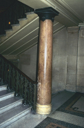 Escalier latéral gauche : colonne en marbre de Sampans rouge (Jura). © Région Bourgogne-Franche-Comté, Inventaire du patrimoine