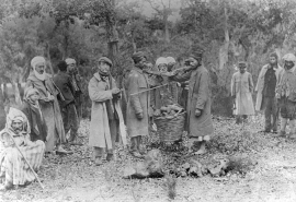 Pesage des racines de bruyère (Algérie), début 20e siècle. © Région Bourgogne-Franche-Comté, Inventaire du patrimoine