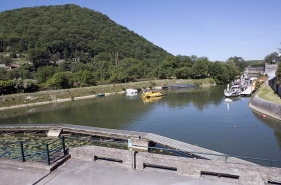 Bassin, depuis la route à l'est. © Région Bourgogne-Franche-Comté, Inventaire du patrimoine