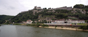 Vue d'ensemble panoramique depuis la rive droite, en aval. © Région Bourgogne-Franche-Comté, Inventaire du patrimoine